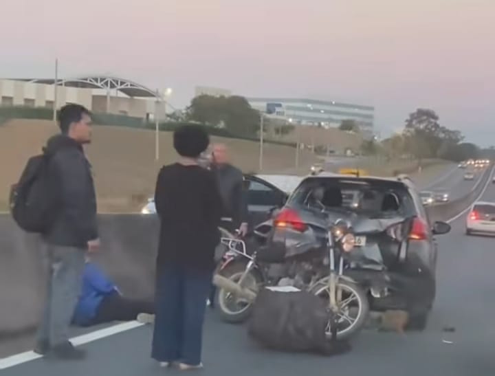 Motociclista fica ferido após bater na traseira de carro na Hermenegildo Tonoli